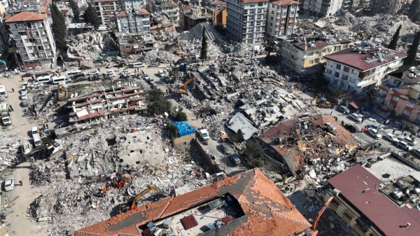 Deprem bölgesi yardımlarını bekliyor. Sende ekmeğini paylaş